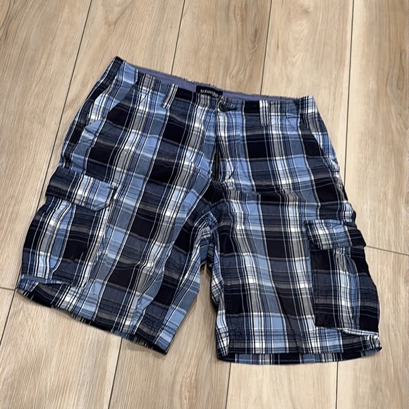 EUC St. John’s Bay Brand Men’s Size 32 Plaid Print Cargo Shorts - Picture 2 of 8